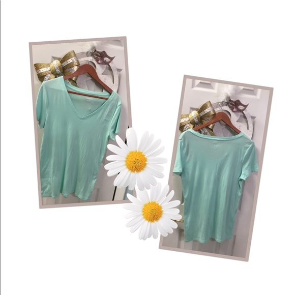 Tops - 💐XL Mint Green V Neck Tee